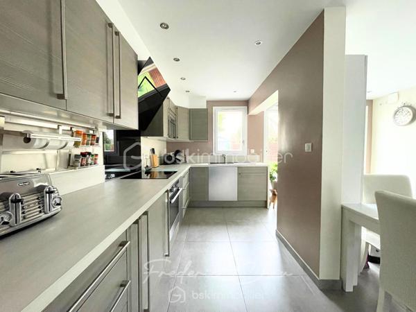 77200 - TORCY - SECTEUR VIEUX TORCY A 2 PAS DU CENTRE VILLE
CHARMANTE MAISON FAMILIALE AVEC SEJOUR SPACIEUX DE 50 M² ENVIRON
JARDIN ARBORE AVEC TERRASSE SANS VIS-A-VIS

🏡 Frédéric Chou vous présente cette superbe maison contemporaine, qui vous séduira dès les premiers instants par ses volumes, sa luminosité et son ambiance chaleureuse.
❤️ Coup de coeur garantit.

Développant environ 122,5 m² au sol dont 107,74 m² habitables, elle offre un cadre de vie idéal pour une famille en quête de confort et de modernité.

✨ Au rez-de-chaussée :
Vous découvrirez un vaste séjour de 50 m² baigné de lumière, entièrement sans vis-à-vis, ouvrant sur une cuisine ouverte moderne et conviviale, parfaite pour partager de beaux moments en famille ou entre amis.
Un dressing polyvalent, pouvant aisément faire office de bureau ou de chambre, complète ce niveau, ainsi qu’une salle de bain et des toilettes séparées.

✨ À l’étage :
L’espace nuit se compose de trois belles chambres, confortables et bien agencées, ainsi que d’une salle d’eau avec WC.

🌿 À l’extérieur :
Un beau jardin de 100 m² et sa terrasse de 30 m²sans vis-à-vis, vous permettront de profiter pleinement des beaux jours en toute intimité.
Un cabanon vous offre un espace de stockage supplémentaire.
Une place de parking complète ce bien.

Taxe foncière : environ 900 € annuel
DPE : C
GES : B

💎 Les + :
Maison décorée avec goût, aux prestations modernes
Belle luminosité naturelle
Aucun vis-à-vis
Environnement agréable et recherché
Une maison clé en main, où il ne vous reste plus qu’à poser vos valises.
Proche des écoles et des commerces
Gare RER A Torcy à 10 min par les bus 220, 211 et 421

📞 À visiter sans tarder !