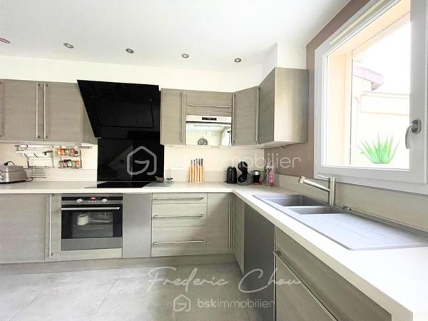 77200 - TORCY - SECTEUR VIEUX TORCY A 2 PAS DU CENTRE VILLE
CHARMANTE MAISON FAMILIALE AVEC SEJOUR SPACIEUX DE 50 M² ENVIRON
JARDIN ARBORE AVEC TERRASSE SANS VIS-A-VIS

🏡 Frédéric Chou vous présente cette superbe maison contemporaine, qui vous séduira dès les premiers instants par ses volumes, sa luminosité et son ambiance chaleureuse.
❤️ Coup de coeur garantit.

Développant environ 122,5 m² au sol dont 107,74 m² habitables, elle offre un cadre de vie idéal pour une famille en quête de confort et de modernité.

✨ Au rez-de-chaussée :
Vous découvrirez un vaste séjour de 50 m² baigné de lumière, entièrement sans vis-à-vis, ouvrant sur une cuisine ouverte moderne et conviviale, parfaite pour partager de beaux moments en famille ou entre amis.
Un dressing polyvalent, pouvant aisément faire office de bureau ou de chambre, complète ce niveau, ainsi qu’une salle de bain et des toilettes séparées.

✨ À l’étage :
L’espace nuit se compose de trois belles chambres, confortables et bien agencées, ainsi que d’une salle d’eau avec WC.

🌿 À l’extérieur :
Un beau jardin de 100 m² et sa terrasse de 30 m²sans vis-à-vis, vous permettront de profiter pleinement des beaux jours en toute intimité.
Un cabanon vous offre un espace de stockage supplémentaire.
Une place de parking complète ce bien.

Taxe foncière : environ 900 € annuel
DPE : C
GES : B

💎 Les + :
Maison décorée avec goût, aux prestations modernes
Belle luminosité naturelle
Aucun vis-à-vis
Environnement agréable et recherché
Une maison clé en main, où il ne vous reste plus qu’à poser vos valises.
Proche des écoles et des commerces
Gare RER A Torcy à 10 min par les bus 220, 211 et 421

📞 À visiter sans tarder !