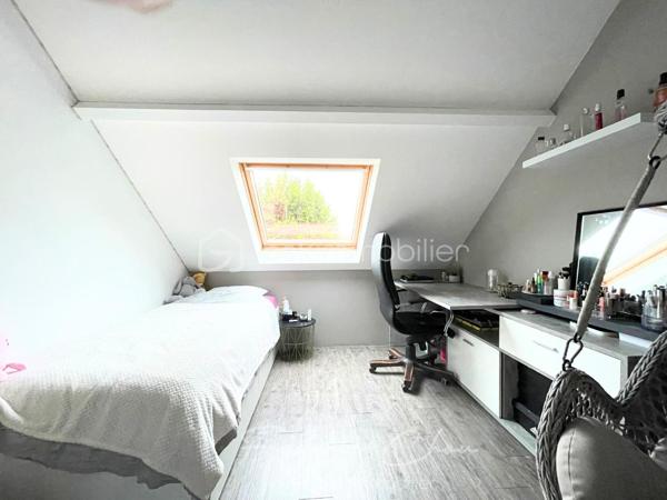 77200 - TORCY - SECTEUR VIEUX TORCY A 2 PAS DU CENTRE VILLE
CHARMANTE MAISON FAMILIALE AVEC SEJOUR SPACIEUX DE 50 M² ENVIRON
JARDIN ARBORE AVEC TERRASSE SANS VIS-A-VIS

🏡 Frédéric Chou vous présente cette superbe maison contemporaine, qui vous séduira dès les premiers instants par ses volumes, sa luminosité et son ambiance chaleureuse.
❤️ Coup de coeur garantit.

Développant environ 122,5 m² au sol dont 107,74 m² habitables, elle offre un cadre de vie idéal pour une famille en quête de confort et de modernité.

✨ Au rez-de-chaussée :
Vous découvrirez un vaste séjour de 50 m² baigné de lumière, entièrement sans vis-à-vis, ouvrant sur une cuisine ouverte moderne et conviviale, parfaite pour partager de beaux moments en famille ou entre amis.
Un dressing polyvalent, pouvant aisément faire office de bureau ou de chambre, complète ce niveau, ainsi qu’une salle de bain et des toilettes séparées.

✨ À l’étage :
L’espace nuit se compose de trois belles chambres, confortables et bien agencées, ainsi que d’une salle d’eau avec WC.

🌿 À l’extérieur :
Un beau jardin de 100 m² et sa terrasse de 30 m²sans vis-à-vis, vous permettront de profiter pleinement des beaux jours en toute intimité.
Un cabanon vous offre un espace de stockage supplémentaire.
Une place de parking complète ce bien.

Taxe foncière : environ 900 € annuel
DPE : C
GES : B

💎 Les + :
Maison décorée avec goût, aux prestations modernes
Belle luminosité naturelle
Aucun vis-à-vis
Environnement agréable et recherché
Une maison clé en main, où il ne vous reste plus qu’à poser vos valises.
Proche des écoles et des commerces
Gare RER A Torcy à 10 min par les bus 220, 211 et 421

📞 À visiter sans tarder !