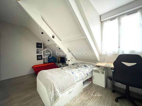 77200 - TORCY - SECTEUR VIEUX TORCY A 2 PAS DU CENTRE VILLE
CHARMANTE MAISON FAMILIALE AVEC SEJOUR SPACIEUX DE 50 M² ENVIRON
JARDIN ARBORE AVEC TERRASSE SANS VIS-A-VIS

🏡 Frédéric Chou vous présente cette superbe maison contemporaine, qui vous séduira dès les premiers instants par ses volumes, sa luminosité et son ambiance chaleureuse.
❤️ Coup de coeur garantit.

Développant environ 122,5 m² au sol dont 107,74 m² habitables, elle offre un cadre de vie idéal pour une famille en quête de confort et de modernité.

✨ Au rez-de-chaussée :
Vous découvrirez un vaste séjour de 50 m² baigné de lumière, entièrement sans vis-à-vis, ouvrant sur une cuisine ouverte moderne et conviviale, parfaite pour partager de beaux moments en famille ou entre amis.
Un dressing polyvalent, pouvant aisément faire office de bureau ou de chambre, complète ce niveau, ainsi qu’une salle de bain et des toilettes séparées.

✨ À l’étage :
L’espace nuit se compose de trois belles chambres, confortables et bien agencées, ainsi que d’une salle d’eau avec WC.

🌿 À l’extérieur :
Un beau jardin de 100 m² et sa terrasse de 30 m²sans vis-à-vis, vous permettront de profiter pleinement des beaux jours en toute intimité.
Un cabanon vous offre un espace de stockage supplémentaire.
Une place de parking complète ce bien.

Taxe foncière : environ 900 € annuel
DPE : C
GES : B

💎 Les + :
Maison décorée avec goût, aux prestations modernes
Belle luminosité naturelle
Aucun vis-à-vis
Environnement agréable et recherché
Une maison clé en main, où il ne vous reste plus qu’à poser vos valises.
Proche des écoles et des commerces
Gare RER A Torcy à 10 min par les bus 220, 211 et 421

📞 À visiter sans tarder !