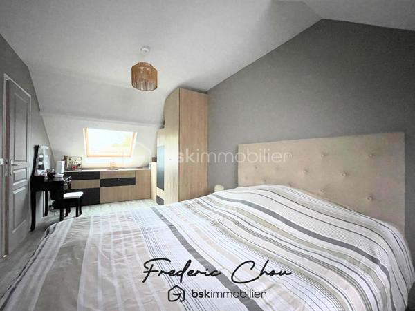 77200 - TORCY - SECTEUR VIEUX TORCY A 2 PAS DU CENTRE VILLE
CHARMANTE MAISON FAMILIALE AVEC SEJOUR SPACIEUX DE 50 M² ENVIRON
JARDIN ARBORE AVEC TERRASSE SANS VIS-A-VIS

🏡 Frédéric Chou vous présente cette superbe maison contemporaine, qui vous séduira dès les premiers instants par ses volumes, sa luminosité et son ambiance chaleureuse.
❤️ Coup de coeur garantit.

Développant environ 122,5 m² au sol dont 107,74 m² habitables, elle offre un cadre de vie idéal pour une famille en quête de confort et de modernité.

✨ Au rez-de-chaussée :
Vous découvrirez un vaste séjour de 50 m² baigné de lumière, entièrement sans vis-à-vis, ouvrant sur une cuisine ouverte moderne et conviviale, parfaite pour partager de beaux moments en famille ou entre amis.
Un dressing polyvalent, pouvant aisément faire office de bureau ou de chambre, complète ce niveau, ainsi qu’une salle de bain et des toilettes séparées.

✨ À l’étage :
L’espace nuit se compose de trois belles chambres, confortables et bien agencées, ainsi que d’une salle d’eau avec WC.

🌿 À l’extérieur :
Un beau jardin de 100 m² et sa terrasse de 30 m²sans vis-à-vis, vous permettront de profiter pleinement des beaux jours en toute intimité.
Un cabanon vous offre un espace de stockage supplémentaire.
Une place de parking complète ce bien.

Taxe foncière : environ 900 € annuel
DPE : C
GES : B

💎 Les + :
Maison décorée avec goût, aux prestations modernes
Belle luminosité naturelle
Aucun vis-à-vis
Environnement agréable et recherché
Une maison clé en main, où il ne vous reste plus qu’à poser vos valises.
Proche des écoles et des commerces
Gare RER A Torcy à 10 min par les bus 220, 211 et 421

📞 À visiter sans tarder !