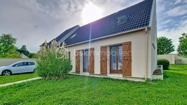 Situé au calme dans un quartier pavillonnaire, cette maison est composée d'une entrée, d'un séjour double avec une cuisine US, tous deux ouvrant sur la terrasse, un WC, une salle d'eau. A l'étage, vous trouverez un dégagement distribuant 3 chambres + 1 bureau ainsi qu'une salle de bains. La maison a bénéficié d'une isolation par l'extérieur récemment. Un garage ainsi qu'un cellier sont également sur la propriété et l'ensemble est édifiée sur un terrain de 538m².
