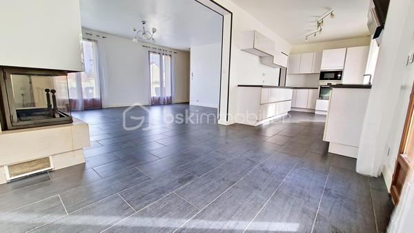 Situé au calme dans un quartier pavillonnaire, cette maison est composée d'une entrée, d'un séjour double avec une cuisine US, tous deux ouvrant sur la terrasse, un WC, une salle d'eau. A l'étage, vous trouverez un dégagement distribuant 3 chambres + 1 bureau ainsi qu'une salle de bains. La maison a bénéficié d'une isolation par l'extérieur récemment. Un garage ainsi qu'un cellier sont également sur la propriété et l'ensemble est édifiée sur un terrain de 538m².