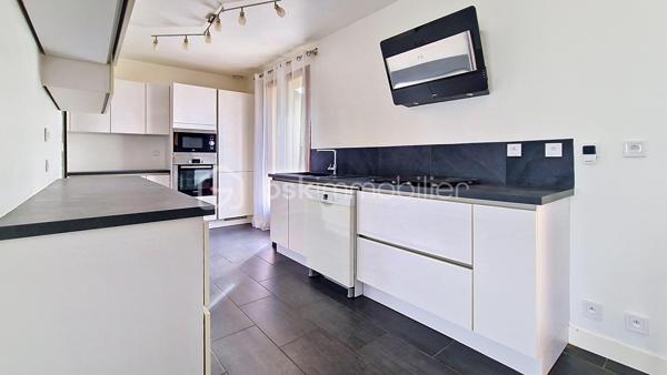 Situé au calme dans un quartier pavillonnaire, cette maison est composée d'une entrée, d'un séjour double avec une cuisine US, tous deux ouvrant sur la terrasse, un WC, une salle d'eau. A l'étage, vous trouverez un dégagement distribuant 3 chambres + 1 bureau ainsi qu'une salle de bains. La maison a bénéficié d'une isolation par l'extérieur récemment. Un garage ainsi qu'un cellier sont également sur la propriété et l'ensemble est édifiée sur un terrain de 538m².