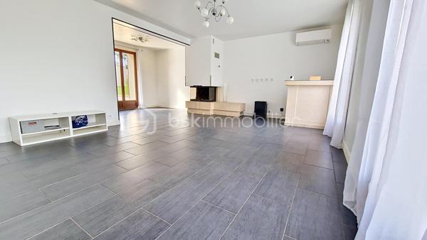 Situé au calme dans un quartier pavillonnaire, cette maison est composée d'une entrée, d'un séjour double avec une cuisine US, tous deux ouvrant sur la terrasse, un WC, une salle d'eau. A l'étage, vous trouverez un dégagement distribuant 3 chambres + 1 bureau ainsi qu'une salle de bains. La maison a bénéficié d'une isolation par l'extérieur récemment. Un garage ainsi qu'un cellier sont également sur la propriété et l'ensemble est édifiée sur un terrain de 538m².