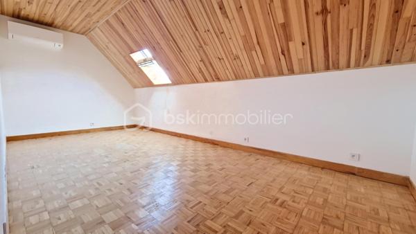 Situé au calme dans un quartier pavillonnaire, cette maison est composée d'une entrée, d'un séjour double avec une cuisine US, tous deux ouvrant sur la terrasse, un WC, une salle d'eau. A l'étage, vous trouverez un dégagement distribuant 3 chambres + 1 bureau ainsi qu'une salle de bains. La maison a bénéficié d'une isolation par l'extérieur récemment. Un garage ainsi qu'un cellier sont également sur la propriété et l'ensemble est édifiée sur un terrain de 538m².