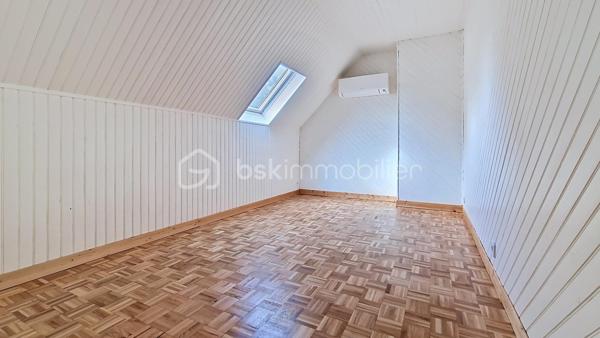 Situé au calme dans un quartier pavillonnaire, cette maison est composée d'une entrée, d'un séjour double avec une cuisine US, tous deux ouvrant sur la terrasse, un WC, une salle d'eau. A l'étage, vous trouverez un dégagement distribuant 3 chambres + 1 bureau ainsi qu'une salle de bains. La maison a bénéficié d'une isolation par l'extérieur récemment. Un garage ainsi qu'un cellier sont également sur la propriété et l'ensemble est édifiée sur un terrain de 538m².