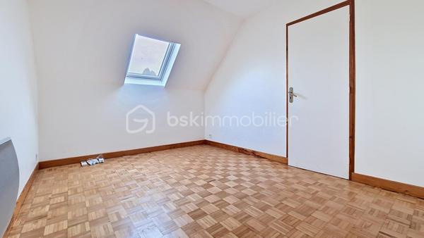Situé au calme dans un quartier pavillonnaire, cette maison est composée d'une entrée, d'un séjour double avec une cuisine US, tous deux ouvrant sur la terrasse, un WC, une salle d'eau. A l'étage, vous trouverez un dégagement distribuant 3 chambres + 1 bureau ainsi qu'une salle de bains. La maison a bénéficié d'une isolation par l'extérieur récemment. Un garage ainsi qu'un cellier sont également sur la propriété et l'ensemble est édifiée sur un terrain de 538m².