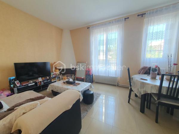 Dans une petite copropriété, venez découvrir ce charmant 2 pièces situé au 1er étage sur 3, comprenant :
Une entrée, un séjour salon, une cuisine aménagée, un cellier attenant, une chambre, une salle de bains, WC séparé.
Une place de parking privative et une cave complètent ce bien.
LES PLUS : Fenêtres double vitrage en PVC, appartement lumineux, faibles charges, proche de toutes commodités.
A VISITER AU PLUS VITE !!!