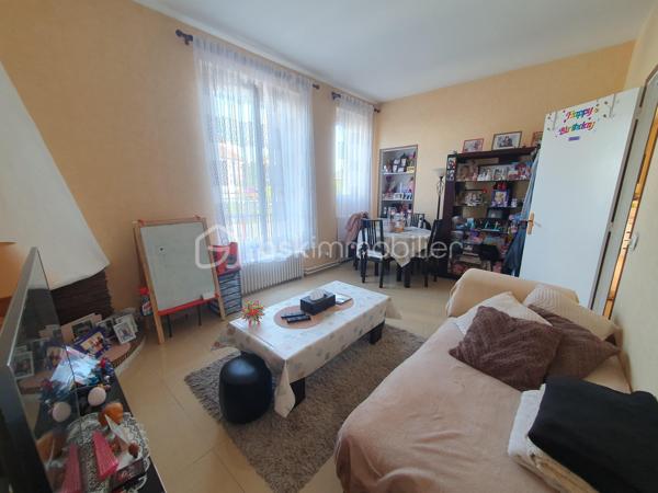 Dans une petite copropriété, venez découvrir ce charmant 2 pièces situé au 1er étage sur 3, comprenant :
Une entrée, un séjour salon, une cuisine aménagée, un cellier attenant, une chambre, une salle de bains, WC séparé.
Une place de parking privative et une cave complètent ce bien.
LES PLUS : Fenêtres double vitrage en PVC, appartement lumineux, faibles charges, proche de toutes commodités.
A VISITER AU PLUS VITE !!!