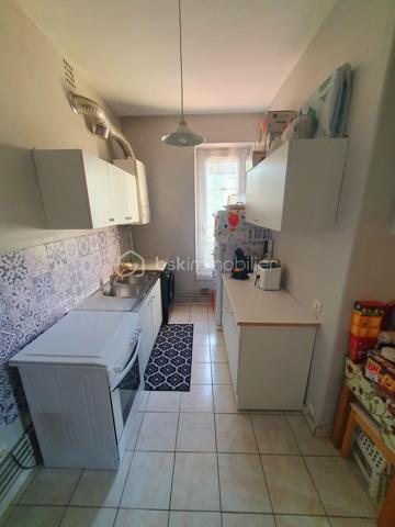 Dans une petite copropriété, venez découvrir ce charmant 2 pièces situé au 1er étage sur 3, comprenant :
Une entrée, un séjour salon, une cuisine aménagée, un cellier attenant, une chambre, une salle de bains, WC séparé.
Une place de parking privative et une cave complètent ce bien.
LES PLUS : Fenêtres double vitrage en PVC, appartement lumineux, faibles charges, proche de toutes commodités.
A VISITER AU PLUS VITE !!!
