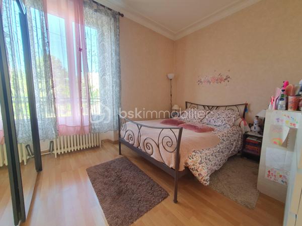 Dans une petite copropriété, venez découvrir ce charmant 2 pièces situé au 1er étage sur 3, comprenant :
Une entrée, un séjour salon, une cuisine aménagée, un cellier attenant, une chambre, une salle de bains, WC séparé.
Une place de parking privative et une cave complètent ce bien.
LES PLUS : Fenêtres double vitrage en PVC, appartement lumineux, faibles charges, proche de toutes commodités.
A VISITER AU PLUS VITE !!!