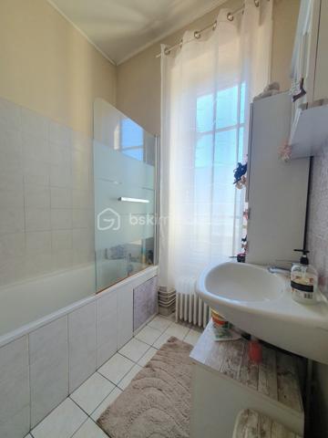 Dans une petite copropriété, venez découvrir ce charmant 2 pièces situé au 1er étage sur 3, comprenant :
Une entrée, un séjour salon, une cuisine aménagée, un cellier attenant, une chambre, une salle de bains, WC séparé.
Une place de parking privative et une cave complètent ce bien.
LES PLUS : Fenêtres double vitrage en PVC, appartement lumineux, faibles charges, proche de toutes commodités.
A VISITER AU PLUS VITE !!!