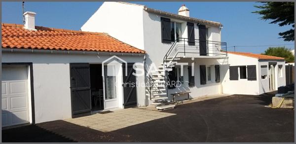 A Noirmoutier en l 'ile, maison avec studio en pierres, pour une surface habitable de 127 m2, avec une piscine dans une propriété de 1041 m2.