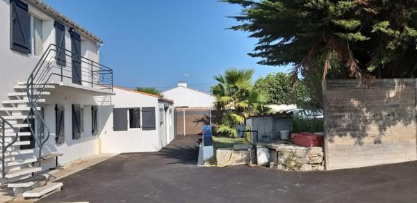 A Noirmoutier en l 'ile, maison avec studio en pierres, pour une surface habitable de 127 m2, avec une piscine dans une propriété de 1041 m2.