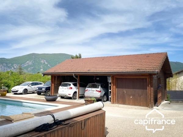 01300 CUZIEU MAISON BOIS MASSIF TYPE CHALET, 146 m² ,PLAIN-PIED TERRASSE, GARAGE,PISCINE, TERRAIN 1100 M2