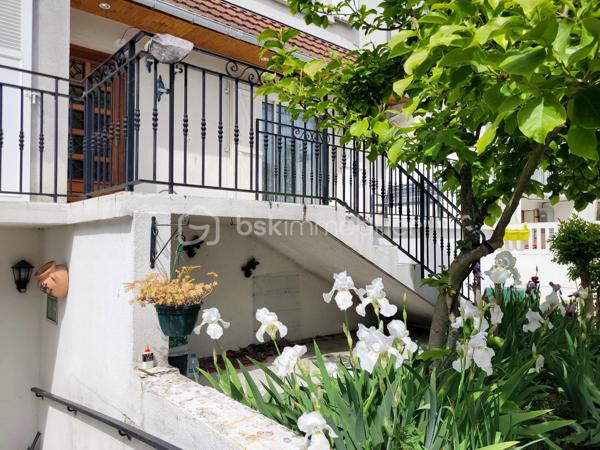 Maison à Sevran proche de la gare de Sevran Livry et non loin du canal de l'Ourcq.

La maison s'organise sur quatre niveaux dont un sous-sol total avec garage double, cuisine d'été, deux pièces et un accès au jardin entièrement clos. 
Elle dispose au RDC :  Entrée, séjour spacieux, toilettes, chambre, salle de bains. 
Au 1er étage : quatre chambres, salle de bains avec toilettes.
Combles avec dalle béton pouvant être aménagés.

Une terrasse et un balcon agrémente cette maison familiale

Prévoir travaux de rafraichissement.
