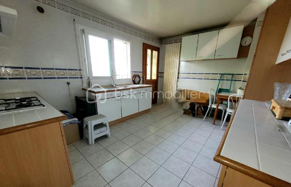 Maison à Sevran proche de la gare de Sevran Livry et non loin du canal de l'Ourcq.

La maison s'organise sur quatre niveaux dont un sous-sol total avec garage double, cuisine d'été, deux pièces et un accès au jardin entièrement clos. 
Elle dispose au RDC :  Entrée, séjour spacieux, toilettes, chambre, salle de bains. 
Au 1er étage : quatre chambres, salle de bains avec toilettes.
Combles avec dalle béton pouvant être aménagés.

Une terrasse et un balcon agrémente cette maison familiale

Prévoir travaux de rafraichissement.