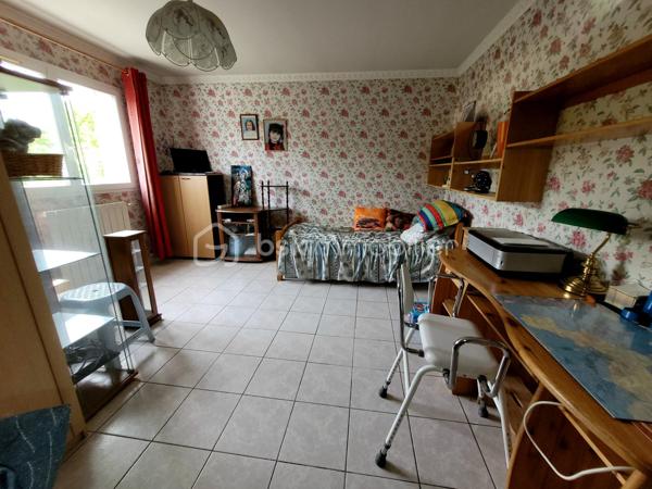 Maison à Sevran proche de la gare de Sevran Livry et non loin du canal de l'Ourcq.

La maison s'organise sur quatre niveaux dont un sous-sol total avec garage double, cuisine d'été, deux pièces et un accès au jardin entièrement clos. 
Elle dispose au RDC :  Entrée, séjour spacieux, toilettes, chambre, salle de bains. 
Au 1er étage : quatre chambres, salle de bains avec toilettes.
Combles avec dalle béton pouvant être aménagés.

Une terrasse et un balcon agrémente cette maison familiale

Prévoir travaux de rafraichissement.
