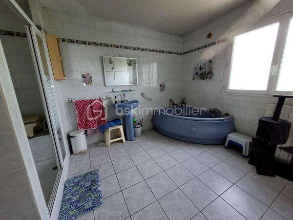 Maison à Sevran proche de la gare de Sevran Livry et non loin du canal de l'Ourcq.

La maison s'organise sur quatre niveaux dont un sous-sol total avec garage double, cuisine d'été, deux pièces et un accès au jardin entièrement clos. 
Elle dispose au RDC :  Entrée, séjour spacieux, toilettes, chambre, salle de bains. 
Au 1er étage : quatre chambres, salle de bains avec toilettes.
Combles avec dalle béton pouvant être aménagés.

Une terrasse et un balcon agrémente cette maison familiale

Prévoir travaux de rafraichissement.
