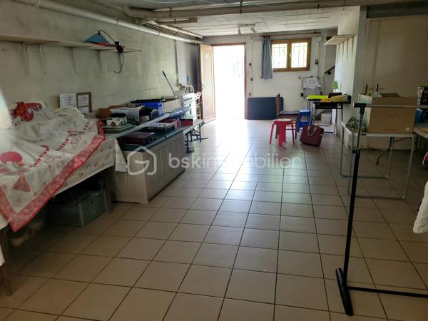 Maison à Sevran proche de la gare de Sevran Livry et non loin du canal de l'Ourcq.

La maison s'organise sur quatre niveaux dont un sous-sol total avec garage double, cuisine d'été, deux pièces et un accès au jardin entièrement clos. 
Elle dispose au RDC :  Entrée, séjour spacieux, toilettes, chambre, salle de bains. 
Au 1er étage : quatre chambres, salle de bains avec toilettes.
Combles avec dalle béton pouvant être aménagés.

Une terrasse et un balcon agrémente cette maison familiale

Prévoir travaux de rafraichissement.
