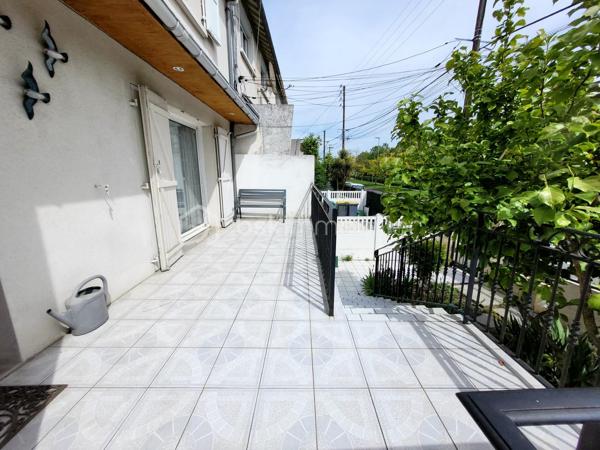Maison à Sevran proche de la gare de Sevran Livry et non loin du canal de l'Ourcq.

La maison s'organise sur quatre niveaux dont un sous-sol total avec garage double, cuisine d'été, deux pièces et un accès au jardin entièrement clos. 
Elle dispose au RDC :  Entrée, séjour spacieux, toilettes, chambre, salle de bains. 
Au 1er étage : quatre chambres, salle de bains avec toilettes.
Combles avec dalle béton pouvant être aménagés.

Une terrasse et un balcon agrémente cette maison familiale

Prévoir travaux de rafraichissement.