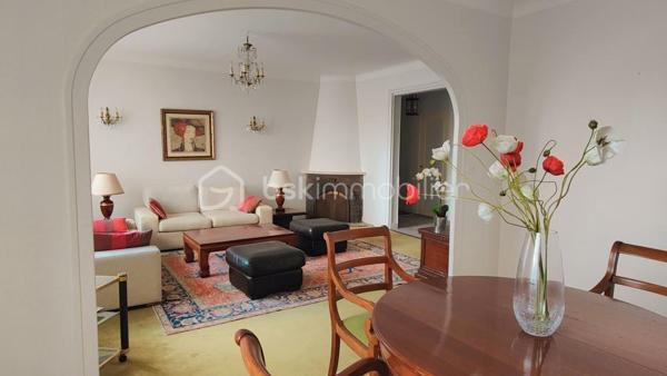 Au cœur de Biarritz, à proximité immédiate du Jardin Public, des Halles et des plages, cet appartement traversant de cinq pièces bénéficie d’un emplacement d’exception et offre un potentiel rare en hyper-centre.

D’une belle superficie, il propose un double séjour lumineux, une cuisine indépendante, trois chambres aux volumes généreux, une salle de bain, une salle d’eau et deux WC.
Un balcon ainsi qu’une grande cave viennent compléter ce bien.

Ses volumes et son agencement offrent de nombreuses possibilités de réinterprétation, permettant d’imaginer un projet de rénovation sur mesure pour créer un appartement à la fois confortable et contemporain.

Situé au sein d’une résidence de standing, ce bien constitue une opportunité rare dans l’un des secteurs les plus recherchés de Biarritz.

Bien entendu, ouverte au partage entre confrères.