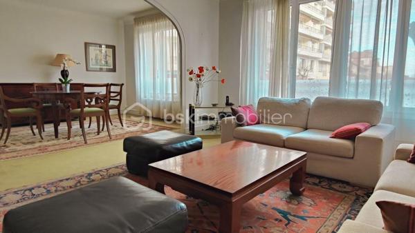 Au cœur de Biarritz, à proximité immédiate du Jardin Public, des Halles et des plages, cet appartement traversant de cinq pièces bénéficie d’un emplacement d’exception et offre un potentiel rare en hyper-centre.

D’une belle superficie, il propose un double séjour lumineux, une cuisine indépendante, trois chambres aux volumes généreux, une salle de bain, une salle d’eau et deux WC.
Un balcon ainsi qu’une grande cave viennent compléter ce bien.

Ses volumes et son agencement offrent de nombreuses possibilités de réinterprétation, permettant d’imaginer un projet de rénovation sur mesure pour créer un appartement à la fois confortable et contemporain.

Situé au sein d’une résidence de standing, ce bien constitue une opportunité rare dans l’un des secteurs les plus recherchés de Biarritz.

Bien entendu, ouverte au partage entre confrères.