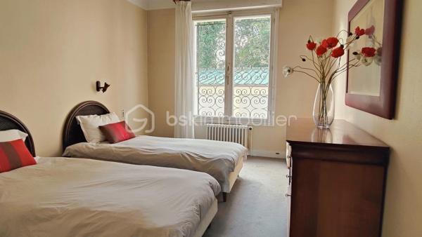 Au cœur de Biarritz, à proximité immédiate du Jardin Public, des Halles et des plages, cet appartement traversant de cinq pièces bénéficie d’un emplacement d’exception et offre un potentiel rare en hyper-centre.

D’une belle superficie, il propose un double séjour lumineux, une cuisine indépendante, trois chambres aux volumes généreux, une salle de bain, une salle d’eau et deux WC.
Un balcon ainsi qu’une grande cave viennent compléter ce bien.

Ses volumes et son agencement offrent de nombreuses possibilités de réinterprétation, permettant d’imaginer un projet de rénovation sur mesure pour créer un appartement à la fois confortable et contemporain.

Situé au sein d’une résidence de standing, ce bien constitue une opportunité rare dans l’un des secteurs les plus recherchés de Biarritz.

Bien entendu, ouverte au partage entre confrères.