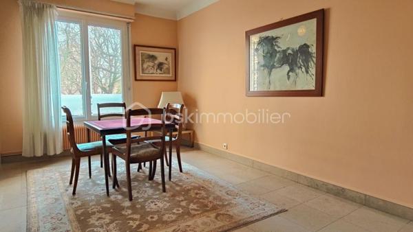 Au cœur de Biarritz, à proximité immédiate du Jardin Public, des Halles et des plages, cet appartement traversant de cinq pièces bénéficie d’un emplacement d’exception et offre un potentiel rare en hyper-centre.

D’une belle superficie, il propose un double séjour lumineux, une cuisine indépendante, trois chambres aux volumes généreux, une salle de bain, une salle d’eau et deux WC.
Un balcon ainsi qu’une grande cave viennent compléter ce bien.

Ses volumes et son agencement offrent de nombreuses possibilités de réinterprétation, permettant d’imaginer un projet de rénovation sur mesure pour créer un appartement à la fois confortable et contemporain.

Situé au sein d’une résidence de standing, ce bien constitue une opportunité rare dans l’un des secteurs les plus recherchés de Biarritz.

Bien entendu, ouverte au partage entre confrères.