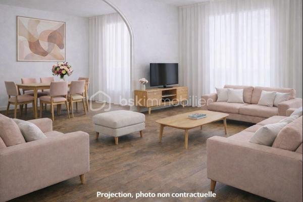 Au cœur de Biarritz, à proximité immédiate du Jardin Public, des Halles et des plages, cet appartement traversant de cinq pièces bénéficie d’un emplacement d’exception et offre un potentiel rare en hyper-centre.

D’une belle superficie, il propose un double séjour lumineux, une cuisine indépendante, trois chambres aux volumes généreux, une salle de bain, une salle d’eau et deux WC.
Un balcon ainsi qu’une grande cave viennent compléter ce bien.

Ses volumes et son agencement offrent de nombreuses possibilités de réinterprétation, permettant d’imaginer un projet de rénovation sur mesure pour créer un appartement à la fois confortable et contemporain.

Situé au sein d’une résidence de standing, ce bien constitue une opportunité rare dans l’un des secteurs les plus recherchés de Biarritz.

Bien entendu, ouverte au partage entre confrères.