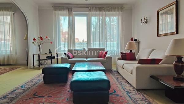 Au cœur de Biarritz, à proximité immédiate du Jardin Public, des Halles et des plages, cet appartement traversant de cinq pièces bénéficie d’un emplacement d’exception et offre un potentiel rare en hyper-centre.

D’une belle superficie, il propose un double séjour lumineux, une cuisine indépendante, trois chambres aux volumes généreux, une salle de bain, une salle d’eau et deux WC.
Un balcon ainsi qu’une grande cave viennent compléter ce bien.

Ses volumes et son agencement offrent de nombreuses possibilités de réinterprétation, permettant d’imaginer un projet de rénovation sur mesure pour créer un appartement à la fois confortable et contemporain.

Situé au sein d’une résidence de standing, ce bien constitue une opportunité rare dans l’un des secteurs les plus recherchés de Biarritz.

Bien entendu, ouverte au partage entre confrères.