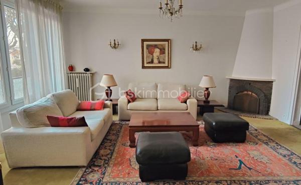 Au cœur de Biarritz, à proximité immédiate du Jardin Public, des Halles et des plages, cet appartement traversant de cinq pièces bénéficie d’un emplacement d’exception et offre un potentiel rare en hyper-centre.

D’une belle superficie, il propose un double séjour lumineux, une cuisine indépendante, trois chambres aux volumes généreux, une salle de bain, une salle d’eau et deux WC.
Un balcon ainsi qu’une grande cave viennent compléter ce bien.

Ses volumes et son agencement offrent de nombreuses possibilités de réinterprétation, permettant d’imaginer un projet de rénovation sur mesure pour créer un appartement à la fois confortable et contemporain.

Situé au sein d’une résidence de standing, ce bien constitue une opportunité rare dans l’un des secteurs les plus recherchés de Biarritz.

Bien entendu, ouverte au partage entre confrères.