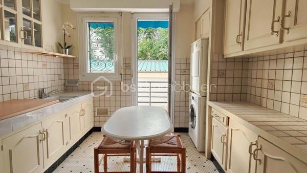 Au cœur de Biarritz, à proximité immédiate du Jardin Public, des Halles et des plages, cet appartement traversant de cinq pièces bénéficie d’un emplacement d’exception et offre un potentiel rare en hyper-centre.

D’une belle superficie, il propose un double séjour lumineux, une cuisine indépendante, trois chambres aux volumes généreux, une salle de bain, une salle d’eau et deux WC.
Un balcon ainsi qu’une grande cave viennent compléter ce bien.

Ses volumes et son agencement offrent de nombreuses possibilités de réinterprétation, permettant d’imaginer un projet de rénovation sur mesure pour créer un appartement à la fois confortable et contemporain.

Situé au sein d’une résidence de standing, ce bien constitue une opportunité rare dans l’un des secteurs les plus recherchés de Biarritz.

Bien entendu, ouverte au partage entre confrères.