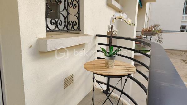 Au cœur de Biarritz, à proximité immédiate du Jardin Public, des Halles et des plages, cet appartement traversant de cinq pièces bénéficie d’un emplacement d’exception et offre un potentiel rare en hyper-centre.

D’une belle superficie, il propose un double séjour lumineux, une cuisine indépendante, trois chambres aux volumes généreux, une salle de bain, une salle d’eau et deux WC.
Un balcon ainsi qu’une grande cave viennent compléter ce bien.

Ses volumes et son agencement offrent de nombreuses possibilités de réinterprétation, permettant d’imaginer un projet de rénovation sur mesure pour créer un appartement à la fois confortable et contemporain.

Situé au sein d’une résidence de standing, ce bien constitue une opportunité rare dans l’un des secteurs les plus recherchés de Biarritz.

Bien entendu, ouverte au partage entre confrères.