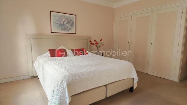 Au cœur de Biarritz, à proximité immédiate du Jardin Public, des Halles et des plages, cet appartement traversant de cinq pièces bénéficie d’un emplacement d’exception et offre un potentiel rare en hyper-centre.

D’une belle superficie, il propose un double séjour lumineux, une cuisine indépendante, trois chambres aux volumes généreux, une salle de bain, une salle d’eau et deux WC.
Un balcon ainsi qu’une grande cave viennent compléter ce bien.

Ses volumes et son agencement offrent de nombreuses possibilités de réinterprétation, permettant d’imaginer un projet de rénovation sur mesure pour créer un appartement à la fois confortable et contemporain.

Situé au sein d’une résidence de standing, ce bien constitue une opportunité rare dans l’un des secteurs les plus recherchés de Biarritz.

Bien entendu, ouverte au partage entre confrères.