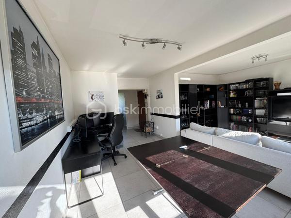 Appartement sans travaux à prévoir disposant d'une bonne situation géographique.

Tous les commerces du centre-ville de Gien sont accessibles à pied, pharmacie, médecins et grande surface alimentaire.
Proximité de la gare de Gien qui dessert la gare de Paris Bercy.


L'appartement type T4 de 67 m2 est situé au 1er étage et comprend :

-  une entrée de 7 m2 environ.

-  un grand salon séjour très lumineux ouvert sur un loggia de 26 m2 environ.

-  2 chambres de 10 m2 et 9 m2.

-  une cuisine aménagée et équipée de 11 m2 environ.

-  une salle d'eau de 3 m2 environ.

-  un wc séparé de 1 m2 environ.

Nombreux travaux réalisés : 
tableau électrique (2010), menuiseries pvc double vitrage (2012), carrelage (2013/14), isolation coffres volets (2023), thermostat (2025), chaudière gaz (2025)

Fibre optique. 2 grands parkings de stationnement à proximité.
Cave de 6 m2 environ. Garage de 16 m2 environ.

Taxe foncière : 1066 €.
Chaudière gaz. Menuiseries pvc double vitrage. Volets roulants électriques.
Charges copropriété annuelles : environ 1480 €

Venez visiter rapidement ce bel appartement fonctionnel et disponible de suite !