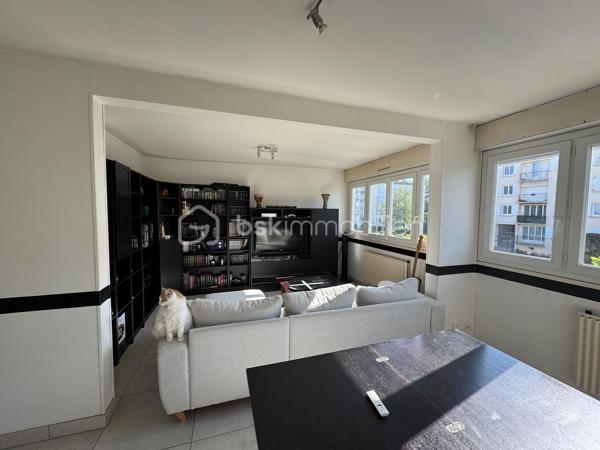 Appartement sans travaux à prévoir disposant d'une bonne situation géographique.

Tous les commerces du centre-ville de Gien sont accessibles à pied, pharmacie, médecins et grande surface alimentaire.
Proximité de la gare de Gien qui dessert la gare de Paris Bercy.


L'appartement type T4 de 67 m2 est situé au 1er étage et comprend :

-  une entrée de 7 m2 environ.

-  un grand salon séjour très lumineux ouvert sur un loggia de 26 m2 environ.

-  2 chambres de 10 m2 et 9 m2.

-  une cuisine aménagée et équipée de 11 m2 environ.

-  une salle d'eau de 3 m2 environ.

-  un wc séparé de 1 m2 environ.

Nombreux travaux réalisés : 
tableau électrique (2010), menuiseries pvc double vitrage (2012), carrelage (2013/14), isolation coffres volets (2023), thermostat (2025), chaudière gaz (2025)

Fibre optique. 2 grands parkings de stationnement à proximité.
Cave de 6 m2 environ. Garage de 16 m2 environ.

Taxe foncière : 1066 €.
Chaudière gaz. Menuiseries pvc double vitrage. Volets roulants électriques.
Charges copropriété annuelles : environ 1480 €

Venez visiter rapidement ce bel appartement fonctionnel et disponible de suite !