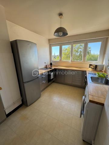 Appartement sans travaux à prévoir disposant d'une bonne situation géographique.

Tous les commerces du centre-ville de Gien sont accessibles à pied, pharmacie, médecins et grande surface alimentaire.
Proximité de la gare de Gien qui dessert la gare de Paris Bercy.


L'appartement type T4 de 67 m2 est situé au 1er étage et comprend :

-  une entrée de 7 m2 environ.

-  un grand salon séjour très lumineux ouvert sur un loggia de 26 m2 environ.

-  2 chambres de 10 m2 et 9 m2.

-  une cuisine aménagée et équipée de 11 m2 environ.

-  une salle d'eau de 3 m2 environ.

-  un wc séparé de 1 m2 environ.

Nombreux travaux réalisés : 
tableau électrique (2010), menuiseries pvc double vitrage (2012), carrelage (2013/14), isolation coffres volets (2023), thermostat (2025), chaudière gaz (2025)

Fibre optique. 2 grands parkings de stationnement à proximité.
Cave de 6 m2 environ. Garage de 16 m2 environ.

Taxe foncière : 1066 €.
Chaudière gaz. Menuiseries pvc double vitrage. Volets roulants électriques.
Charges copropriété annuelles : environ 1480 €

Venez visiter rapidement ce bel appartement fonctionnel et disponible de suite !