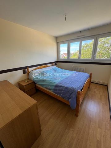 Appartement sans travaux à prévoir disposant d'une bonne situation géographique.

Tous les commerces du centre-ville de Gien sont accessibles à pied, pharmacie, médecins et grande surface alimentaire.
Proximité de la gare de Gien qui dessert la gare de Paris Bercy.


L'appartement type T4 de 67 m2 est situé au 1er étage et comprend :

-  une entrée de 7 m2 environ.

-  un grand salon séjour très lumineux ouvert sur un loggia de 26 m2 environ.

-  2 chambres de 10 m2 et 9 m2.

-  une cuisine aménagée et équipée de 11 m2 environ.

-  une salle d'eau de 3 m2 environ.

-  un wc séparé de 1 m2 environ.

Nombreux travaux réalisés : 
tableau électrique (2010), menuiseries pvc double vitrage (2012), carrelage (2013/14), isolation coffres volets (2023), thermostat (2025), chaudière gaz (2025)

Fibre optique. 2 grands parkings de stationnement à proximité.
Cave de 6 m2 environ. Garage de 16 m2 environ.

Taxe foncière : 1066 €.
Chaudière gaz. Menuiseries pvc double vitrage. Volets roulants électriques.
Charges copropriété annuelles : environ 1480 €

Venez visiter rapidement ce bel appartement fonctionnel et disponible de suite !