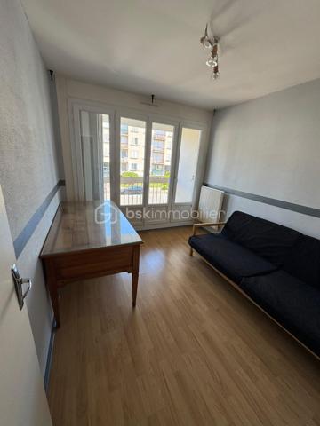 Appartement sans travaux à prévoir disposant d'une bonne situation géographique.

Tous les commerces du centre-ville de Gien sont accessibles à pied, pharmacie, médecins et grande surface alimentaire.
Proximité de la gare de Gien qui dessert la gare de Paris Bercy.


L'appartement type T4 de 67 m2 est situé au 1er étage et comprend :

-  une entrée de 7 m2 environ.

-  un grand salon séjour très lumineux ouvert sur un loggia de 26 m2 environ.

-  2 chambres de 10 m2 et 9 m2.

-  une cuisine aménagée et équipée de 11 m2 environ.

-  une salle d'eau de 3 m2 environ.

-  un wc séparé de 1 m2 environ.

Nombreux travaux réalisés : 
tableau électrique (2010), menuiseries pvc double vitrage (2012), carrelage (2013/14), isolation coffres volets (2023), thermostat (2025), chaudière gaz (2025)

Fibre optique. 2 grands parkings de stationnement à proximité.
Cave de 6 m2 environ. Garage de 16 m2 environ.

Taxe foncière : 1066 €.
Chaudière gaz. Menuiseries pvc double vitrage. Volets roulants électriques.
Charges copropriété annuelles : environ 1480 €

Venez visiter rapidement ce bel appartement fonctionnel et disponible de suite !