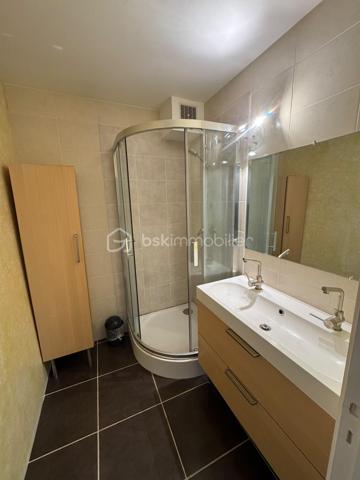 Appartement sans travaux à prévoir disposant d'une bonne situation géographique.

Tous les commerces du centre-ville de Gien sont accessibles à pied, pharmacie, médecins et grande surface alimentaire.
Proximité de la gare de Gien qui dessert la gare de Paris Bercy.


L'appartement type T4 de 67 m2 est situé au 1er étage et comprend :

-  une entrée de 7 m2 environ.

-  un grand salon séjour très lumineux ouvert sur un loggia de 26 m2 environ.

-  2 chambres de 10 m2 et 9 m2.

-  une cuisine aménagée et équipée de 11 m2 environ.

-  une salle d'eau de 3 m2 environ.

-  un wc séparé de 1 m2 environ.

Nombreux travaux réalisés : 
tableau électrique (2010), menuiseries pvc double vitrage (2012), carrelage (2013/14), isolation coffres volets (2023), thermostat (2025), chaudière gaz (2025)

Fibre optique. 2 grands parkings de stationnement à proximité.
Cave de 6 m2 environ. Garage de 16 m2 environ.

Taxe foncière : 1066 €.
Chaudière gaz. Menuiseries pvc double vitrage. Volets roulants électriques.
Charges copropriété annuelles : environ 1480 €

Venez visiter rapidement ce bel appartement fonctionnel et disponible de suite !
