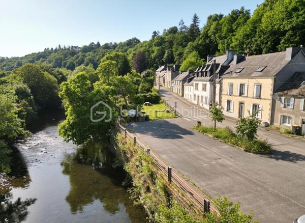 En exclusivité, laissez-vous séduire par cette maison en pierre pleine de charme et d’authenticité, où convivialité et douceur de vivre sont les maîtres-mots. Située à mi-distance entre Quimper et Brest, au cœur du Parc naturel régional d'Armorique, cette propriété bénéficie d’un environnement calme, à proximité d’une rivière, offrant un cadre naturel apaisant et verdoyant.

Dès l’entrée, le ton est donné : une atmosphère chaleureuse, un mobilier vintage soigneusement mis en valeur et un cachet atypique qui rendent ce bien unique.

La maison propose une cuisine indépendante aménagée et équipée, ainsi qu’un salon/séjour cosy agrémenté d’un poêle à bois, idéal pour partager des moments en famille ou entre amis.

À l’étage, vous découvrirez trois chambres, un bureau ainsi qu’une salle d’eau rénovée avec douche à l’italienne. Un grenier aménageable complète l’ensemble et offre un beau potentiel supplémentaire selon vos envies.

Côté extérieur, le charme opère également avec un jardin en espalier et une agréable terrasse en hauteur, à l’abri des regards, propice à la détente en toute intimité. Un garage non attenant vient compléter ce bien.

Des travaux de rénovation énergétique et de confort ont déjà été réalisés, permettant de profiter d’une maison plus agréable au quotidien.

Un bien atypique et plein de caractère, idéal pour les amoureux de nature et d’authenticité. Coup de cœur assuré.