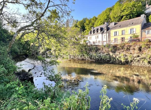 En exclusivité, laissez-vous séduire par cette maison en pierre pleine de charme et d’authenticité, où convivialité et douceur de vivre sont les maîtres-mots. Située à mi-distance entre Quimper et Brest, au cœur du Parc naturel régional d'Armorique, cette propriété bénéficie d’un environnement calme, à proximité d’une rivière, offrant un cadre naturel apaisant et verdoyant.

Dès l’entrée, le ton est donné : une atmosphère chaleureuse, un mobilier vintage soigneusement mis en valeur et un cachet atypique qui rendent ce bien unique.

La maison propose une cuisine indépendante aménagée et équipée, ainsi qu’un salon/séjour cosy agrémenté d’un poêle à bois, idéal pour partager des moments en famille ou entre amis.

À l’étage, vous découvrirez trois chambres, un bureau ainsi qu’une salle d’eau rénovée avec douche à l’italienne. Un grenier aménageable complète l’ensemble et offre un beau potentiel supplémentaire selon vos envies.

Côté extérieur, le charme opère également avec un jardin en espalier et une agréable terrasse en hauteur, à l’abri des regards, propice à la détente en toute intimité. Un garage non attenant vient compléter ce bien.

Des travaux de rénovation énergétique et de confort ont déjà été réalisés, permettant de profiter d’une maison plus agréable au quotidien.

Un bien atypique et plein de caractère, idéal pour les amoureux de nature et d’authenticité. Coup de cœur assuré.