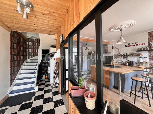 En exclusivité, laissez-vous séduire par cette maison en pierre pleine de charme et d’authenticité, où convivialité et douceur de vivre sont les maîtres-mots. Située à mi-distance entre Quimper et Brest, au cœur du Parc naturel régional d'Armorique, cette propriété bénéficie d’un environnement calme, à proximité d’une rivière, offrant un cadre naturel apaisant et verdoyant.

Dès l’entrée, le ton est donné : une atmosphère chaleureuse, un mobilier vintage soigneusement mis en valeur et un cachet atypique qui rendent ce bien unique.

La maison propose une cuisine indépendante aménagée et équipée, ainsi qu’un salon/séjour cosy agrémenté d’un poêle à bois, idéal pour partager des moments en famille ou entre amis.

À l’étage, vous découvrirez trois chambres, un bureau ainsi qu’une salle d’eau rénovée avec douche à l’italienne. Un grenier aménageable complète l’ensemble et offre un beau potentiel supplémentaire selon vos envies.

Côté extérieur, le charme opère également avec un jardin en espalier et une agréable terrasse en hauteur, à l’abri des regards, propice à la détente en toute intimité. Un garage non attenant vient compléter ce bien.

Des travaux de rénovation énergétique et de confort ont déjà été réalisés, permettant de profiter d’une maison plus agréable au quotidien.

Un bien atypique et plein de caractère, idéal pour les amoureux de nature et d’authenticité. Coup de cœur assuré.