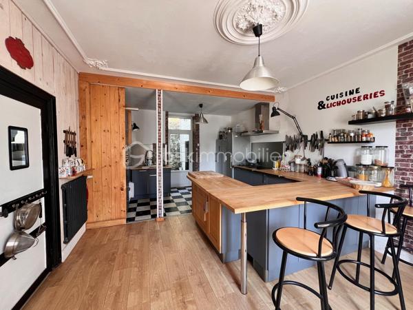 En exclusivité, laissez-vous séduire par cette maison en pierre pleine de charme et d’authenticité, où convivialité et douceur de vivre sont les maîtres-mots. Située à mi-distance entre Quimper et Brest, au cœur du Parc naturel régional d'Armorique, cette propriété bénéficie d’un environnement calme, à proximité d’une rivière, offrant un cadre naturel apaisant et verdoyant.

Dès l’entrée, le ton est donné : une atmosphère chaleureuse, un mobilier vintage soigneusement mis en valeur et un cachet atypique qui rendent ce bien unique.

La maison propose une cuisine indépendante aménagée et équipée, ainsi qu’un salon/séjour cosy agrémenté d’un poêle à bois, idéal pour partager des moments en famille ou entre amis.

À l’étage, vous découvrirez trois chambres, un bureau ainsi qu’une salle d’eau rénovée avec douche à l’italienne. Un grenier aménageable complète l’ensemble et offre un beau potentiel supplémentaire selon vos envies.

Côté extérieur, le charme opère également avec un jardin en espalier et une agréable terrasse en hauteur, à l’abri des regards, propice à la détente en toute intimité. Un garage non attenant vient compléter ce bien.

Des travaux de rénovation énergétique et de confort ont déjà été réalisés, permettant de profiter d’une maison plus agréable au quotidien.

Un bien atypique et plein de caractère, idéal pour les amoureux de nature et d’authenticité. Coup de cœur assuré.