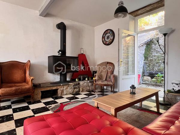 En exclusivité, laissez-vous séduire par cette maison en pierre pleine de charme et d’authenticité, où convivialité et douceur de vivre sont les maîtres-mots. Située à mi-distance entre Quimper et Brest, au cœur du Parc naturel régional d'Armorique, cette propriété bénéficie d’un environnement calme, à proximité d’une rivière, offrant un cadre naturel apaisant et verdoyant.

Dès l’entrée, le ton est donné : une atmosphère chaleureuse, un mobilier vintage soigneusement mis en valeur et un cachet atypique qui rendent ce bien unique.

La maison propose une cuisine indépendante aménagée et équipée, ainsi qu’un salon/séjour cosy agrémenté d’un poêle à bois, idéal pour partager des moments en famille ou entre amis.

À l’étage, vous découvrirez trois chambres, un bureau ainsi qu’une salle d’eau rénovée avec douche à l’italienne. Un grenier aménageable complète l’ensemble et offre un beau potentiel supplémentaire selon vos envies.

Côté extérieur, le charme opère également avec un jardin en espalier et une agréable terrasse en hauteur, à l’abri des regards, propice à la détente en toute intimité. Un garage non attenant vient compléter ce bien.

Des travaux de rénovation énergétique et de confort ont déjà été réalisés, permettant de profiter d’une maison plus agréable au quotidien.

Un bien atypique et plein de caractère, idéal pour les amoureux de nature et d’authenticité. Coup de cœur assuré.