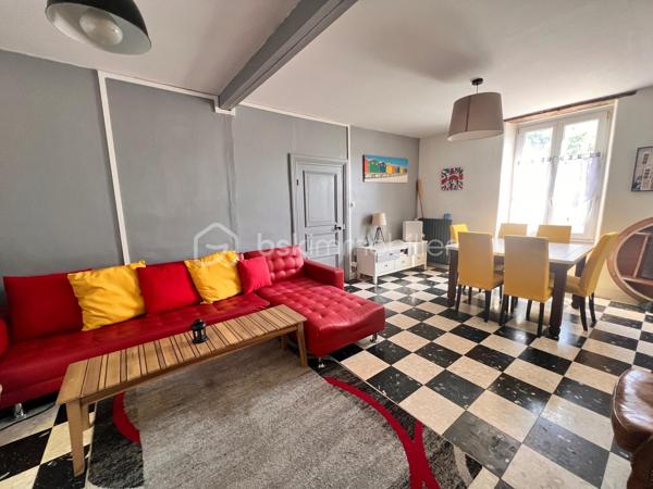 En exclusivité, laissez-vous séduire par cette maison en pierre pleine de charme et d’authenticité, où convivialité et douceur de vivre sont les maîtres-mots. Située à mi-distance entre Quimper et Brest, au cœur du Parc naturel régional d'Armorique, cette propriété bénéficie d’un environnement calme, à proximité d’une rivière, offrant un cadre naturel apaisant et verdoyant.

Dès l’entrée, le ton est donné : une atmosphère chaleureuse, un mobilier vintage soigneusement mis en valeur et un cachet atypique qui rendent ce bien unique.

La maison propose une cuisine indépendante aménagée et équipée, ainsi qu’un salon/séjour cosy agrémenté d’un poêle à bois, idéal pour partager des moments en famille ou entre amis.

À l’étage, vous découvrirez trois chambres, un bureau ainsi qu’une salle d’eau rénovée avec douche à l’italienne. Un grenier aménageable complète l’ensemble et offre un beau potentiel supplémentaire selon vos envies.

Côté extérieur, le charme opère également avec un jardin en espalier et une agréable terrasse en hauteur, à l’abri des regards, propice à la détente en toute intimité. Un garage non attenant vient compléter ce bien.

Des travaux de rénovation énergétique et de confort ont déjà été réalisés, permettant de profiter d’une maison plus agréable au quotidien.

Un bien atypique et plein de caractère, idéal pour les amoureux de nature et d’authenticité. Coup de cœur assuré.