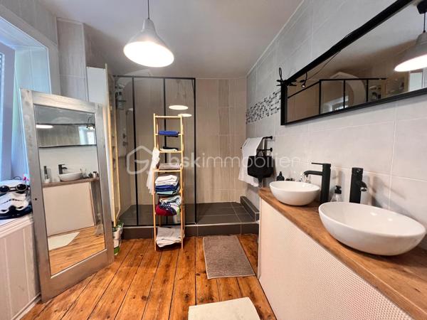 En exclusivité, laissez-vous séduire par cette maison en pierre pleine de charme et d’authenticité, où convivialité et douceur de vivre sont les maîtres-mots. Située à mi-distance entre Quimper et Brest, au cœur du Parc naturel régional d'Armorique, cette propriété bénéficie d’un environnement calme, à proximité d’une rivière, offrant un cadre naturel apaisant et verdoyant.

Dès l’entrée, le ton est donné : une atmosphère chaleureuse, un mobilier vintage soigneusement mis en valeur et un cachet atypique qui rendent ce bien unique.

La maison propose une cuisine indépendante aménagée et équipée, ainsi qu’un salon/séjour cosy agrémenté d’un poêle à bois, idéal pour partager des moments en famille ou entre amis.

À l’étage, vous découvrirez trois chambres, un bureau ainsi qu’une salle d’eau rénovée avec douche à l’italienne. Un grenier aménageable complète l’ensemble et offre un beau potentiel supplémentaire selon vos envies.

Côté extérieur, le charme opère également avec un jardin en espalier et une agréable terrasse en hauteur, à l’abri des regards, propice à la détente en toute intimité. Un garage non attenant vient compléter ce bien.

Des travaux de rénovation énergétique et de confort ont déjà été réalisés, permettant de profiter d’une maison plus agréable au quotidien.

Un bien atypique et plein de caractère, idéal pour les amoureux de nature et d’authenticité. Coup de cœur assuré.
