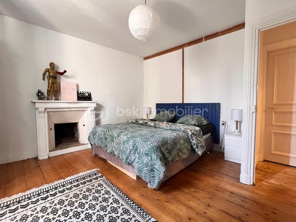 En exclusivité, laissez-vous séduire par cette maison en pierre pleine de charme et d’authenticité, où convivialité et douceur de vivre sont les maîtres-mots. Située à mi-distance entre Quimper et Brest, au cœur du Parc naturel régional d'Armorique, cette propriété bénéficie d’un environnement calme, à proximité d’une rivière, offrant un cadre naturel apaisant et verdoyant.

Dès l’entrée, le ton est donné : une atmosphère chaleureuse, un mobilier vintage soigneusement mis en valeur et un cachet atypique qui rendent ce bien unique.

La maison propose une cuisine indépendante aménagée et équipée, ainsi qu’un salon/séjour cosy agrémenté d’un poêle à bois, idéal pour partager des moments en famille ou entre amis.

À l’étage, vous découvrirez trois chambres, un bureau ainsi qu’une salle d’eau rénovée avec douche à l’italienne. Un grenier aménageable complète l’ensemble et offre un beau potentiel supplémentaire selon vos envies.

Côté extérieur, le charme opère également avec un jardin en espalier et une agréable terrasse en hauteur, à l’abri des regards, propice à la détente en toute intimité. Un garage non attenant vient compléter ce bien.

Des travaux de rénovation énergétique et de confort ont déjà été réalisés, permettant de profiter d’une maison plus agréable au quotidien.

Un bien atypique et plein de caractère, idéal pour les amoureux de nature et d’authenticité. Coup de cœur assuré.